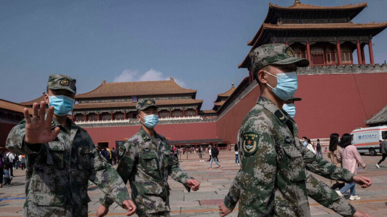 Des soldats chinois devant la Cité interdite à Pékin le 1er octobre 2020. (NICOLAS ASFOURI/AFP via Getty Images)