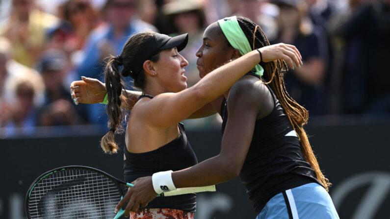 Coco Gauff (à.d) embrasse Jessica Pegula (à.g) après avoir gagné son match en simple contre le Rothesay International Eastbourne au Devonshire Park le 29 juin 2023 à Eastbourne, Angleterre. (Photo by Justin Setterfield/Getty Images)