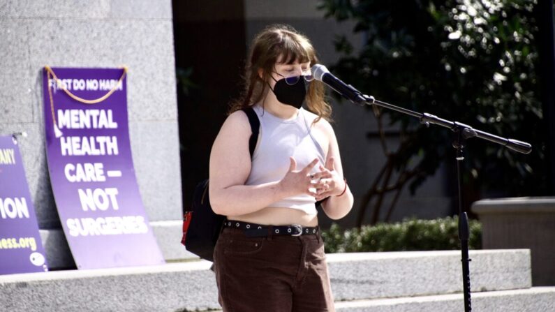 Layla Jane s'exprime lors d'un rassemblement de la journée de sensibilisation à la détransition au Capitole de l'État à Sacramento, le 10 mars 2023. (Avec l'aimable autorisation de Pamela Garfield-Jaeger)
