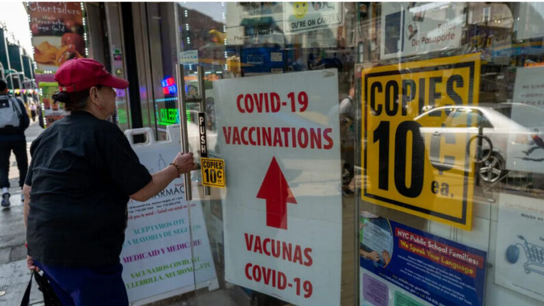 Une pharmacie fait de la publicité pour les vaccins Covid-19 à New York le 11 mai 2023. (Spencer Platt/Getty Images)