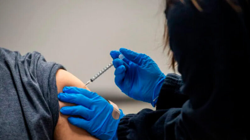Un homme reçoit un vaccin Covid-19 à Chelsea (Massachusetts) le 16 février 2021. (Joseph Prezioso/AFP via Getty Images)