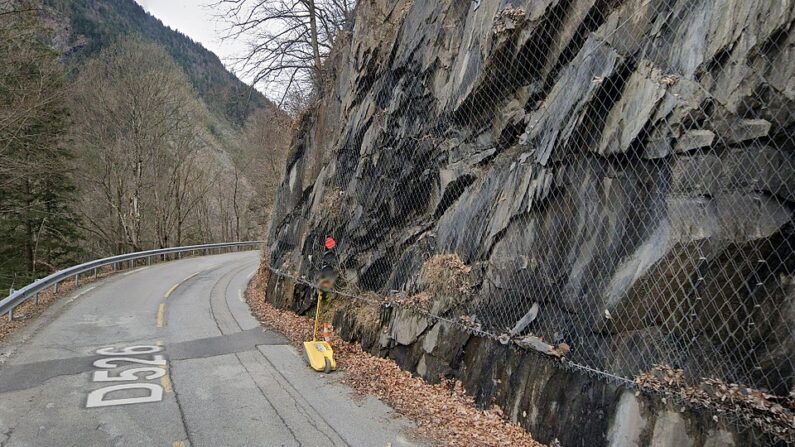 Des filets préviennent les chutes de pierres sur la route D526 sur la commune de Oulles - Google maps