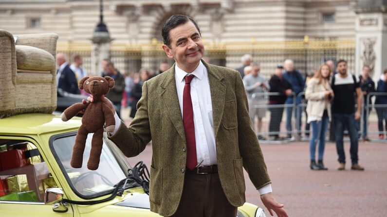 L'icône de la comédie britannique Mr. Bean se rend au palais de Buckingham pour célébrer les 25 ans personnage et la sortie du coffret DVD du 25e anniversaire au Mall de Londres, en Angleterre, le 4 septembre 2015. (Stuart C. Wilson/Getty Images pour Universal Pictures Home Entertainment)