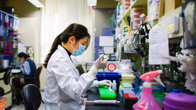 Une technicienne de laboratoire à Séoul le 11 mars 2020. (ED JONES/AFP via Getty Images)