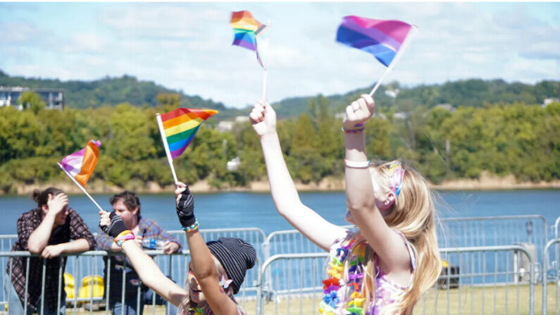 Des enfants applaudissent des travestis lors de la parade Chattanooga Pride à Chattanooga (Tennessee), le 2 octobre 2022. (Jackson Elliott/Epoch Times)