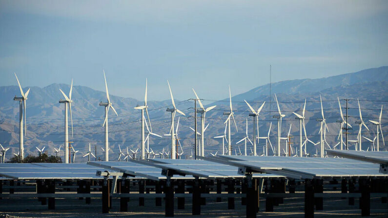 Des éoliennes géantes sont alimentées par des vents forts devant des panneaux solaires à Palm Springs, en Californie, le 27 mars 2013. (Kevork Djansezian/Getty Images)