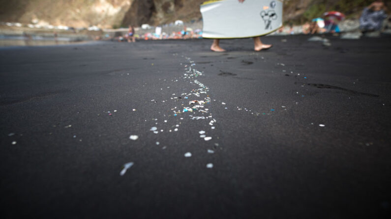 Des microplastiques et des débris mésoplastiques sont photographiés sur la plage d'Almaciga à Tenerife. (Photo DESIREE MARTIN/AFP via Getty Images)