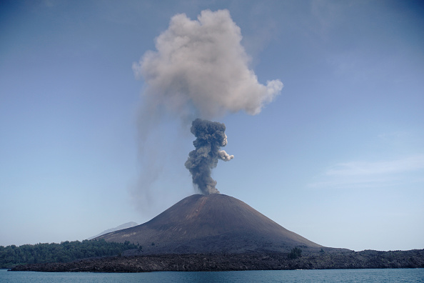 Indonésie: le volcan Anak Krakatoa en éruption, une colonne de cendres de 3 km projetée dans le ciel