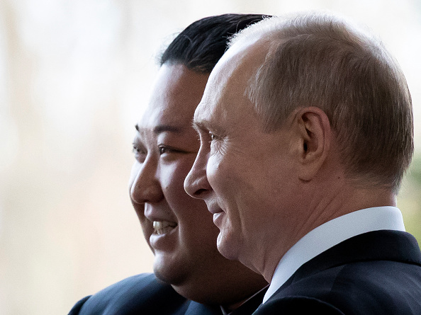 Le président russe Vladimir Poutine et le dirigeant nord-coréen Kim Jong Un en 2019. (ALEXANDER ZEMLIANICHENKO/POOL/AFP via Getty Images)