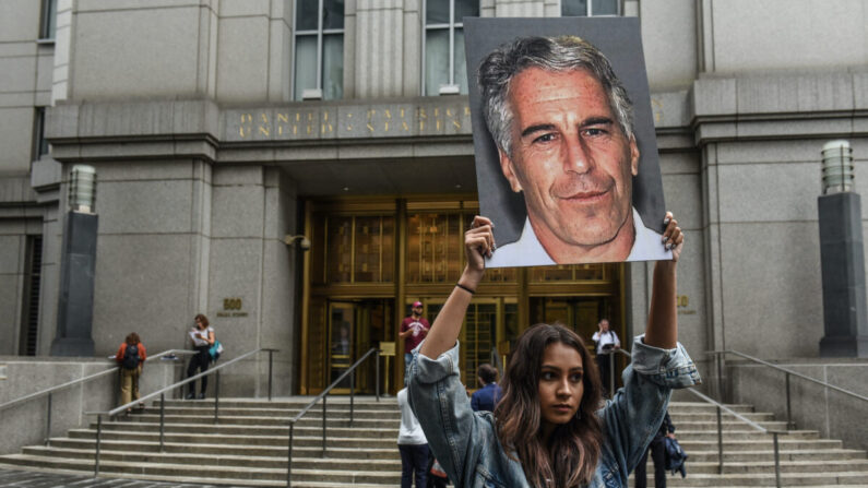 Une manifestante brandit une pancarte de Jeffrey Epstein devant le palais de justice fédéral à New York, le 8 juillet 2019. (Stephanie Keith/Getty Images)