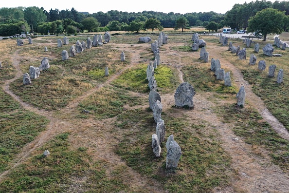 Collection de pierres néolithiques sur un site dans la ville de Carnac, en Bretagne.   (DAMIEN MEYER/AFP via Getty Images)