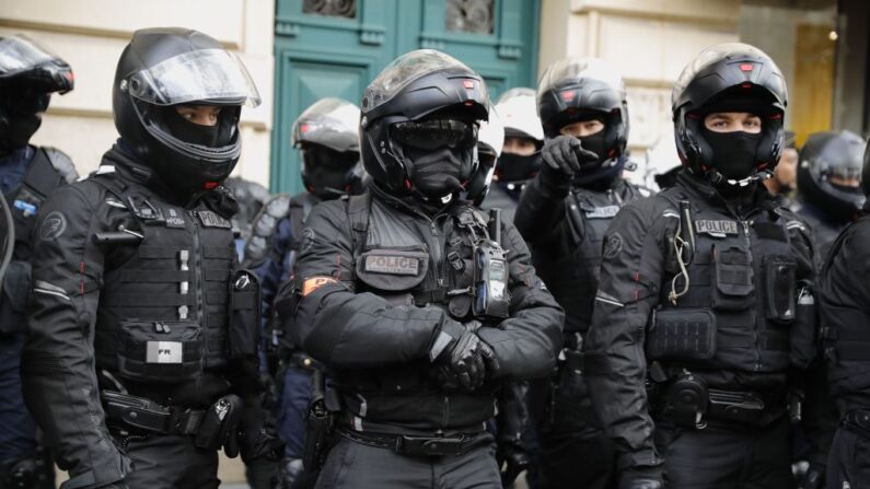 Trois policiers passeront en conseil de discipline.  (Photo THOMAS SAMSON/AFP via Getty Images)