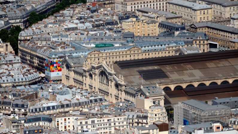 Guillaume Taverne, caméraman chez TF1 a été agressé par un migrant SDF dans le quartier de la Gare du Nord à Paris le 5 avril 2023. (Photo aérienne : BORIS HORVAT/AFP via Getty Images)