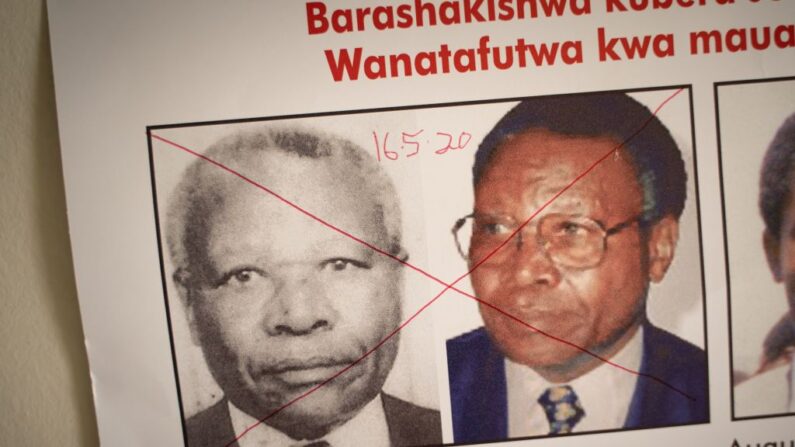La date de l'arrestation et une croix rouge sont inscrites sur le visage de Félicien Kabuga, l'un des derniers suspects clés du génocide rwandais de 1994, sur un avis de recherche au bureau de la Cellule de recherche des fugitifs du génocide à Kigali, au Rwanda le 19 mai 2020. (Photo SIMON WOHLFAHRT/AFP via Getty Images)