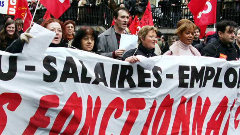 Plusieurs dizaines de milliers de fonctionnaires participent le 20 janvier 2005 à la manifestation régionale à Paris, pour dénoncer la rigueur salariale et les suppressions d'emplois dans le secteur public. (JEAN-PIERRE MULLER/AFP via Getty Images)