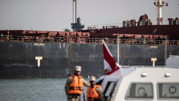 Un pétrolier en panne remorqué dans le canal de Suez