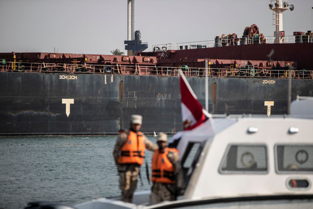 Un pétrolier en panne remorqué dans le canal de Suez