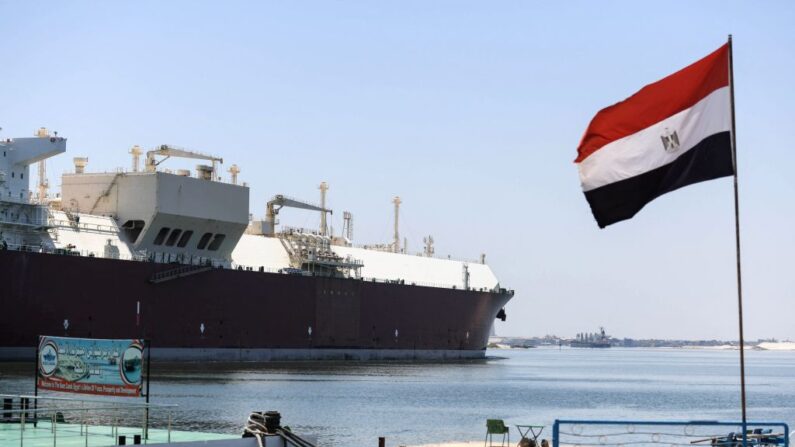 L'Égypte augmente chaque année les taxes et autres frais de passage imposés aux navires empruntant cette voie, qui relie la mer Rouge et la mer Méditerranée et par laquelle transite environ 10% du commerce maritime mondial. (Photo AHMAD HASSAN/AFP via Getty Images)