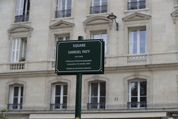 La plaque du square Samuel Paty située en face de la Sorbonne dans le quartier latin de la capitale à Paris.  (GEOFFROY VAN DER HASSELT/AFP via Getty Images)