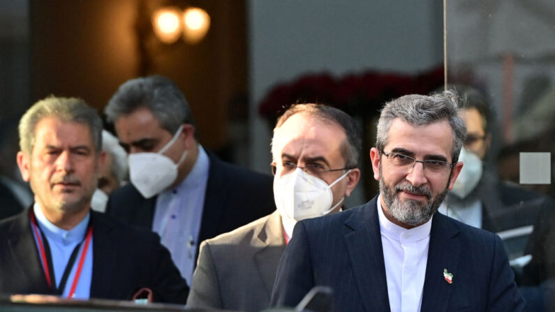 Le vice-ministre iranien des Affaires étrangères Ali Bagheri (à dr) chargé des négociations sur le nucléaire. (Photo JOE KLAMAR/AFP via Getty Images)