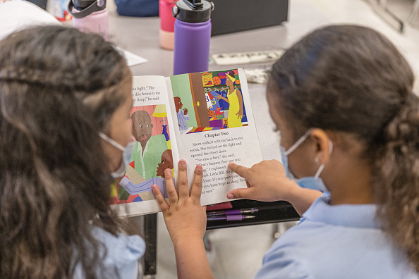 La lecture de contes est très utile pour travailler en classe les différentes compétences de communication. (Jon Cherry/Getty Images)