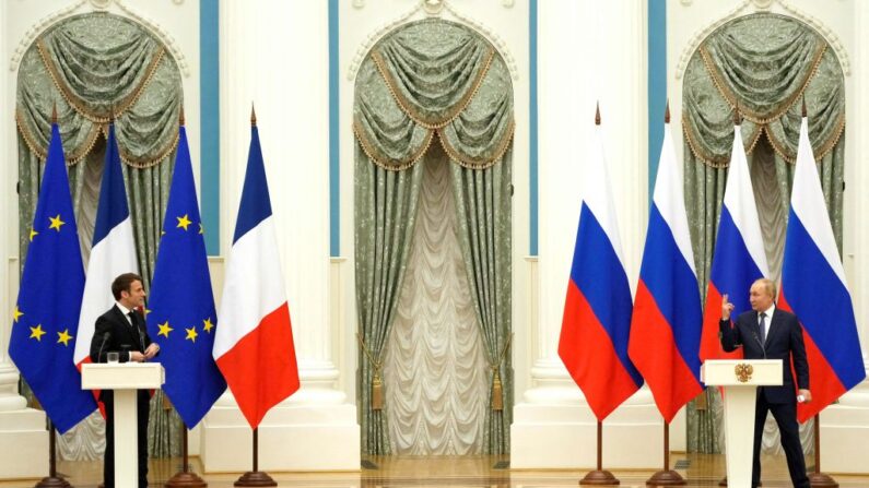 Le président russe Vladimir Poutine (à dr.) lors d'une conférence de presse conjointe avec le président français Emmanuel Macron à Moscou, le 7 février 2022. (THIBAULT CAMUS/POOL/AFP via Getty Images)