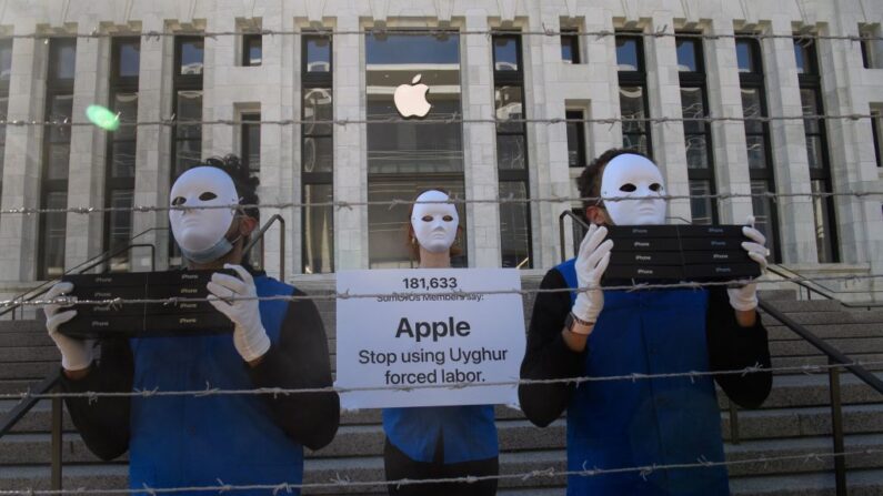 Des militants ont installé un faux camp de travail forcé ouïghour devant le magasin phare d'Apple, le 4 mars 2022, à Washington, DC. (Photo NICHOLAS KAMM/AFP via Getty Images)
