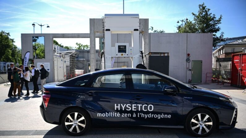 Une voiture à pile à combustible est garée lors d'une présentation d'une station de production et de distribution d'hydrogène Hysetco, avant son ouverture en juin à Paris le 11 mai 2022. (Photo CHRISTOPHE ARCHAMBAULT/AFP via Getty Images)