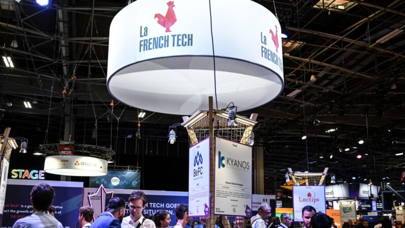 Les participants visitent le stand de La French Tech lors du salon VivaTech des start-ups et de l'innovation technologique à Paris, le 15 mai 2022. (BERTRAND GUAY/AFP via Getty Images)
