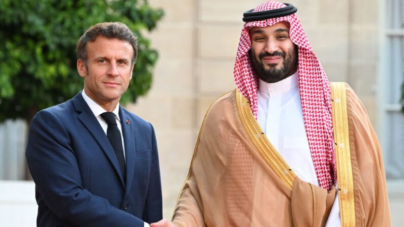 Emmanuel Macron salue le prince héritier saoudien Mohammed bin Salman à son arrivée au palais présidentiel de l'Élysée à Paris le 28 juillet 2022. (Photo BERTRAND GUAY/AFP via Getty Images)