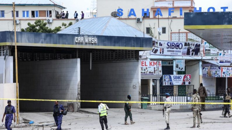 Des agents de sécurité patrouillent sur le site des explosions à Mogadiscio le 20 août 2022, où moins huit civils ont été tués lors d'une attaque menée par des militants islamistes contre un hôtel populaire de la capitale somalienne. (Photo HASSAN ALI ELMI/AFP via Getty Images)