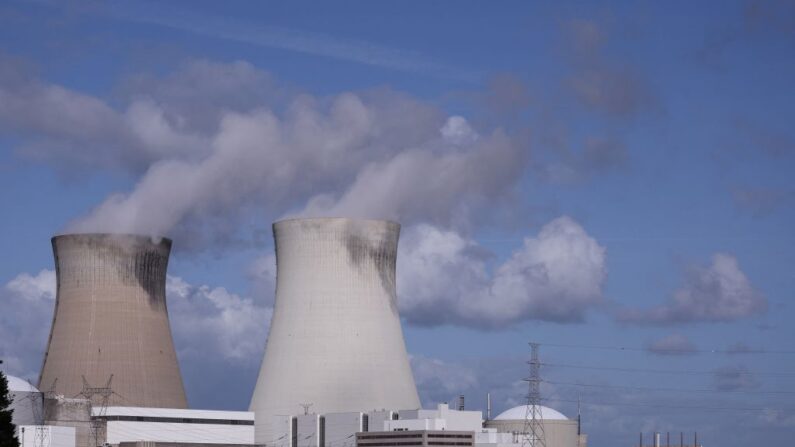 Une photo prise le 19 septembre 2022 montre les tours de refroidissement de la centrale nucléaire de Doel dans le port d'Anvers.  (Photo KENZO TRIBOUILLARD/AFP via Getty Images)