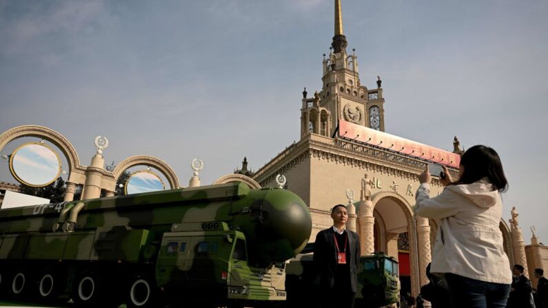 Un homme pose devant un missile balistique intercontinental Dongfeng-41, porteur de l’arme nucléaire, lors d’une exposition à Pékin, montrant les réalisations au cours des deux derniers mandats de Xi Jinping, le 12 octobre 2022. (Photo : NOEL CELIS/AFP via Getty Images)