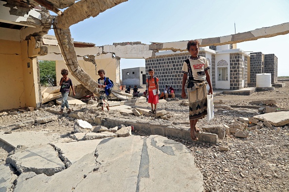 Des enfants yéménites vont en classe en plein air dans une école fortement endommagée le premier jour de la nouvelle année scolaire dans la province de Hodeida, déchirée par la guerre, le 17 octobre 2022. (KHALED ZIAD/AFP via Getty Images)
