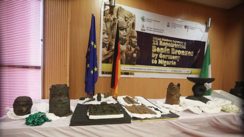 L'Allemagne a restitué le 20 décembre 2022 au Nigeria 20 objets d'art pillés, plus de 100 ans après leur vol lors du saccage d'un ancien royaume par les forces coloniales britanniques. (Photo KOLA SULAIMON/AFP via Getty Images)