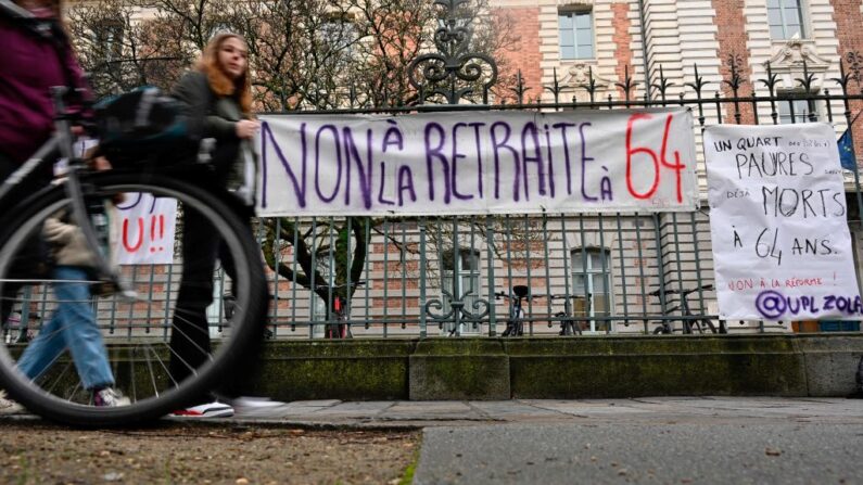 Banderole appelant à manifester, le 19 janvier 2023, à Rennes devant le lycée Émile Zola. (DAMIEN MEYER/AFP via Getty Images)