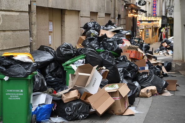 Des poubelles pleines à Paris pendant la grève des éboueurs contre la réforme des retraites. (BERTRAND GUAY/AFP via Getty Images)