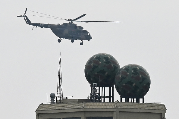 Un hélicoptère chinois survole une base militaire sur l'île de Pingtan en avril 2023. (GREG BAKER/AFP via Getty Images)