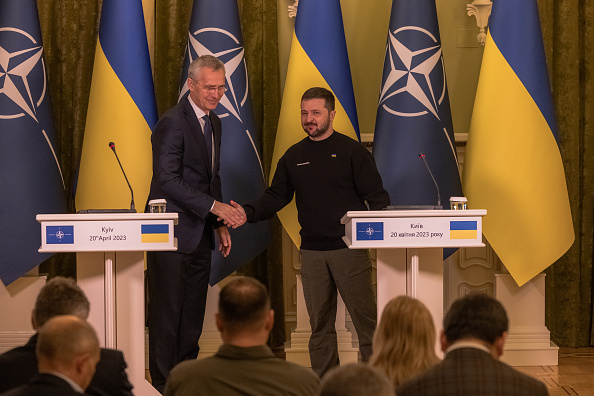 Le président ukrainien Volodymyr Zelensky (à dr.) et le secrétaire général de l'OTAN Jens Stoltenberg à Kiev, en Ukraine. (Roman Pilipey/Getty Images)