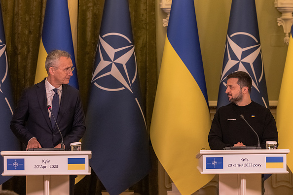 Le président ukrainien Volodymyr Zelensky (à dr.) et le secrétaire général de l'OTAN Jens Stoltenberg, le 20 avril 2023 à Kyiv, en Ukraine. (Roman Pilipey/Getty Images)