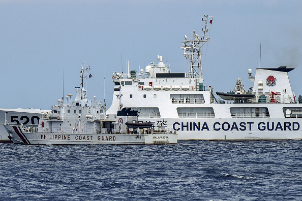 Le navire des garde-côtes philippins BRP Malapascua et un navire des garde-côtes chinois, le 23 avril 2023, aux îles Spratly, dans la mer de Chine méridionale. (TED ALJIBE/AFP via Getty Images)