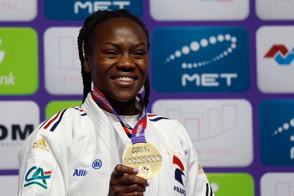 Clarisse Agbegnenou pose sur le podium avec sa médaille d'or au Championnat du monde de judo à Doha, le 10 mai 2023. (KARIM JAAFAR/AFP via Getty Images)