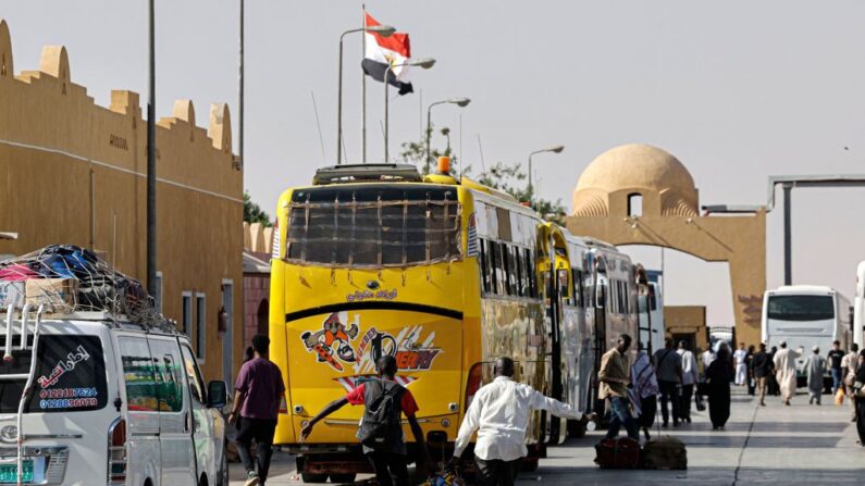 Des passagers fuyant le Soudan déchiré par la guerre sont déplacés pour leurs sécurité. (Photo KHALED DESOUKI/AFP via Getty Images)