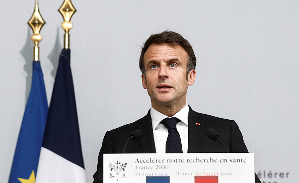 Le président Emmanuel Macron lors d'une visite à l'Institut Curie, le 16 mai 2023. (BENOIT TESSIER/POOL/AFP via Getty Images)