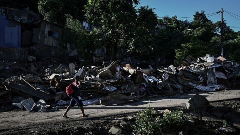 Le bidonville du quartier « Talus 2 » à Koungou lors de sa démolition dans le cadre de l'opération Wuambushu sur l'île française de Mayotte. (Photo PHILIPPE LOPEZ/AFP via Getty Images)