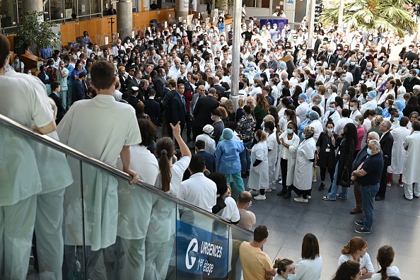 Une minute de silence est observée le 24 mai 2023 dans tous les hôpitaux de France en hommage à la victime, Carene Mezino, 37 ans, décédée à la suite d'une agression au couteau le 22 mai 2023. (BERTRAND GUAY/AFP via Getty Images)