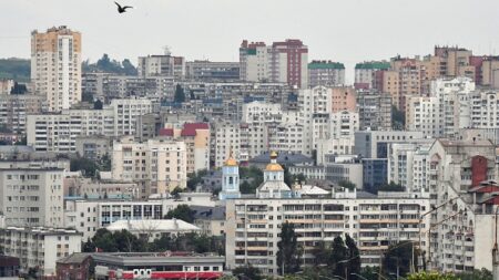 Russie: un immeuble résidentiel touché par un drone dans le Sud, au moins deux blessés