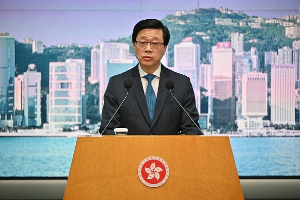 Le chef de l'exécutif de Hong Kong John Lee au siège du gouvernement à Hong Kong, le 30 mai 2023. (PETER PARKS/AFP via Getty Images)
