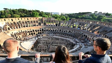 Rome: un touriste grave son nom et celui de sa fiancée sur le Colisée, le ministre italien réagit