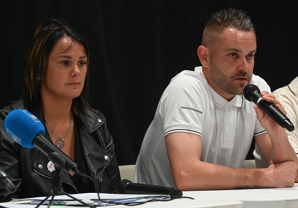 Les parents de "Lindsay" lors d'une conférence de presse à Vendin le Vieil, le 1er juin 2023. (DENIS CHARLET/AFP via Getty Images)